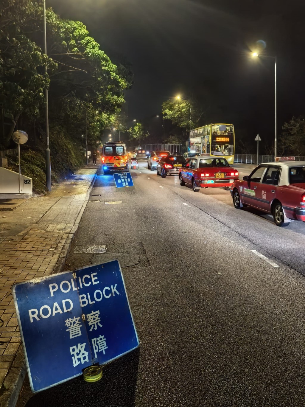 警方按策略於不同時段及地點設置路障截查可疑車輛及人士。 警方按策略於不同時段及地點設置路障截查可疑車輛及人士。