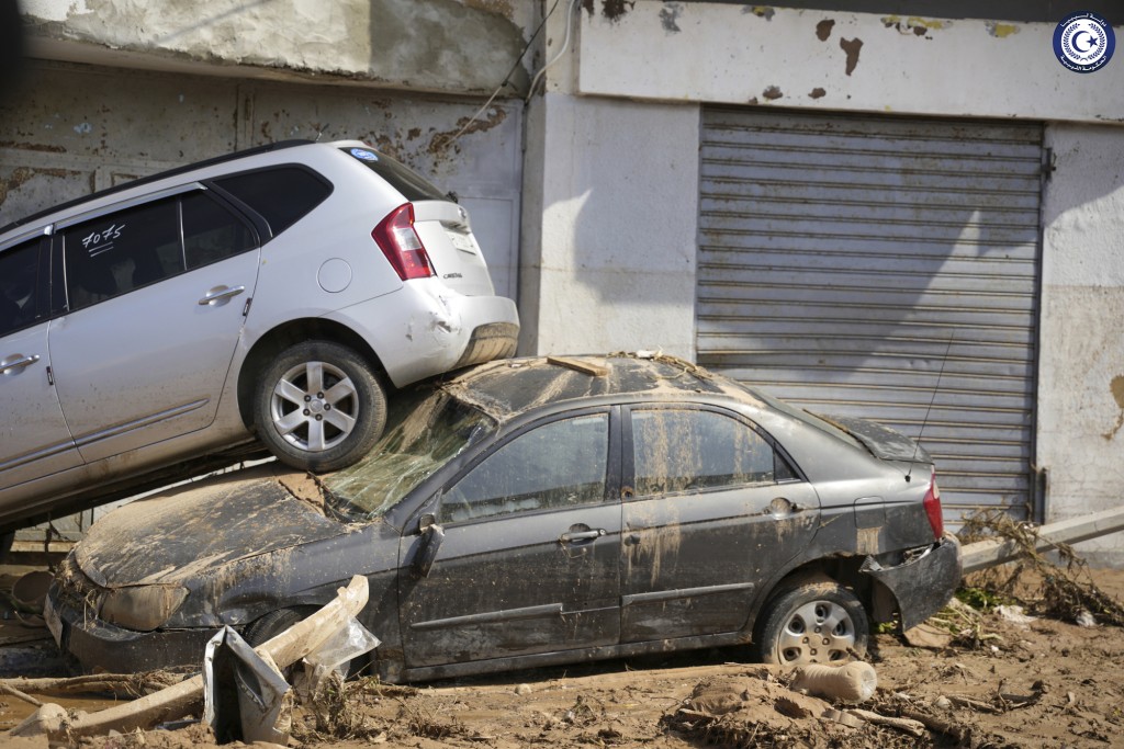 利比亚德尔纳的汽车被洪水冲走后，重叠在另一辆汽车的上面。AP