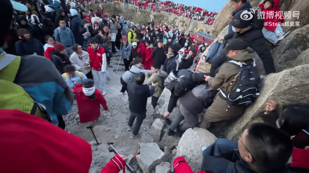 泰山游客为睇日出大打出手，场面失控。