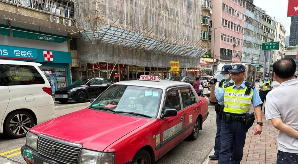 警方大圍打擊交通違例 發102張罰款告票。警方圖片