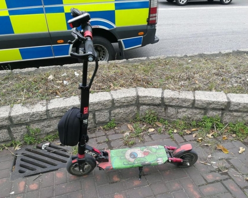 警方於東九龍總區多個地點打擊非法使用電動滑板車。資料圖片