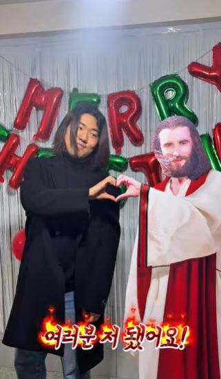 有人与耶稣立牌合影。Instagram@koreaunivccc