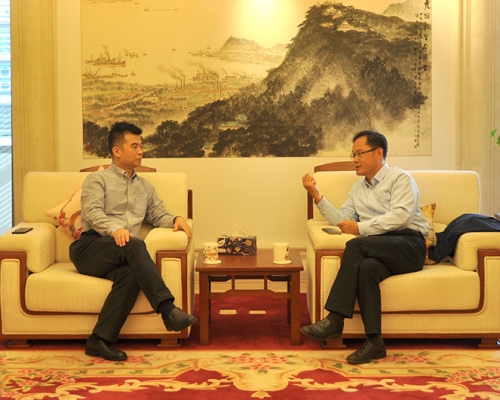 集團黨委書記、董事長李金生(右)會見香港聯合出版（集團）董事長傅偉中。