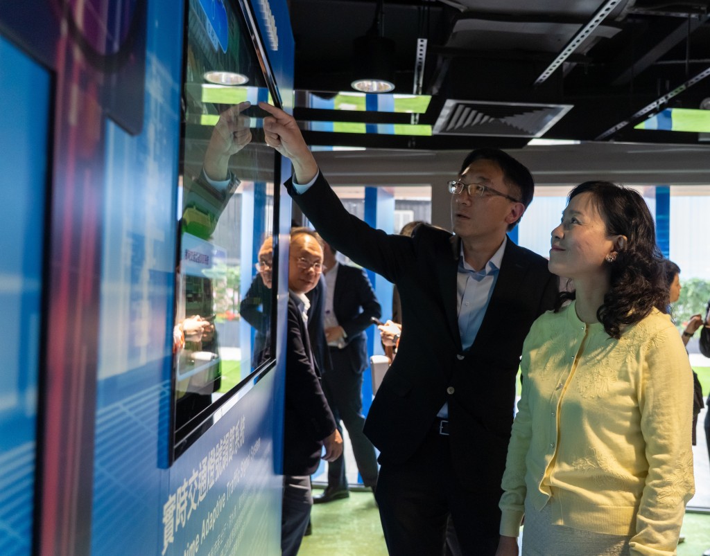 陳美寶上周隨立法會發展事務委員會視察北部都會區發展，向立法會介紹如何打通接駁北都的脈絡，以及位於洪水橋現代物流圈的布局。局長網誌