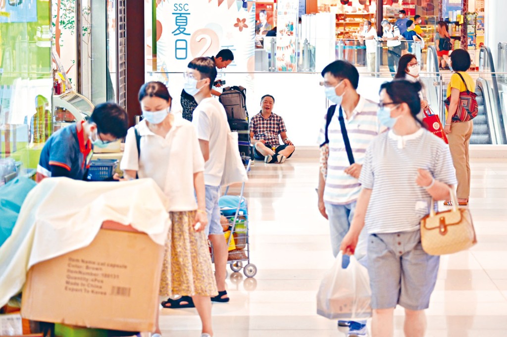 ■本港疫情严峻，仍有人在商场公众地方除口罩。