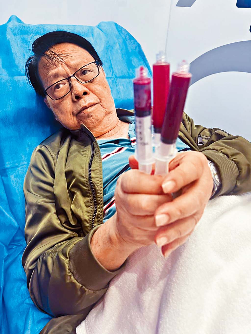 徐先生做過換人造關節後依然腳痛難當，來到立即掂後積極接受療程及搽按摩膏，現時已有顯著改善。