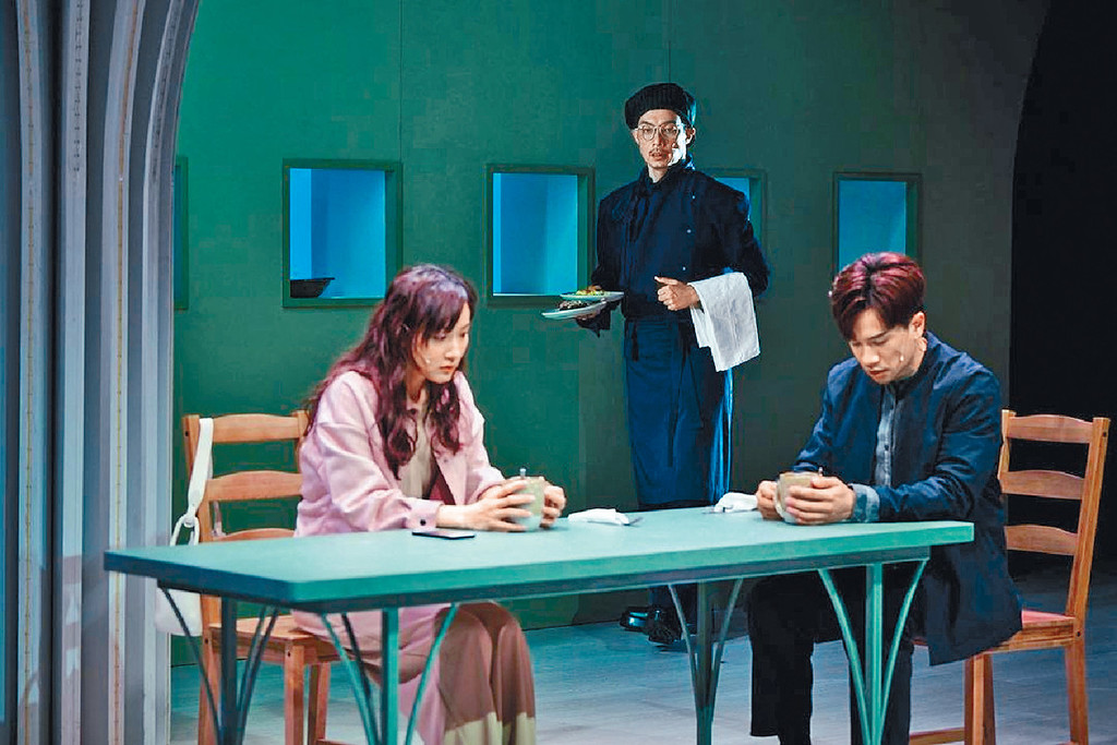 ■去年強尼與吳海昕及梁釗峰合演音樂劇《二人餐》,首次挑戰又唱又演。 ■去年強尼與吳海昕及梁釗峰合演音樂劇《二人餐》,首次挑戰又唱又演。