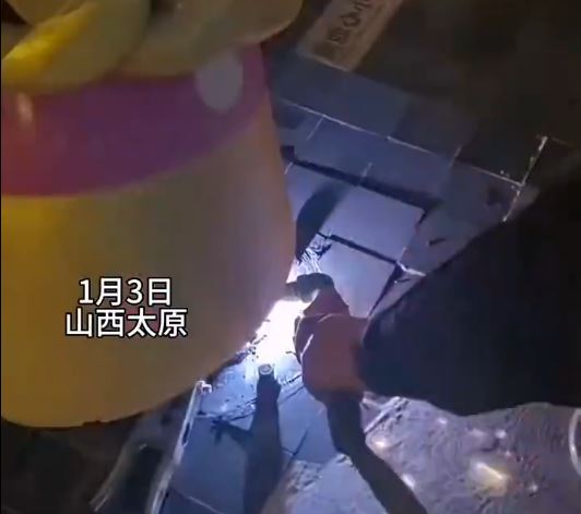 山西有商場因網民惡搞，急急把馬年雕塑換造型。小紅書