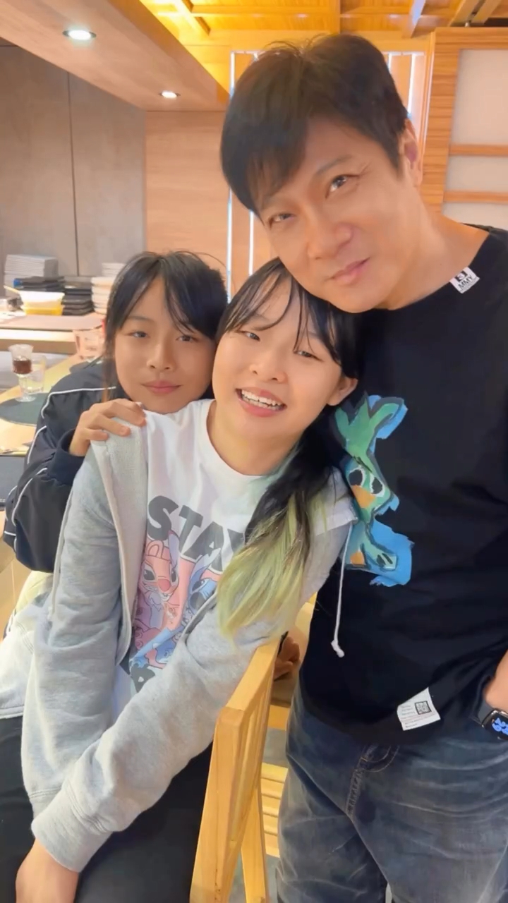 錢嘉樂對兩個女如珠如寶。