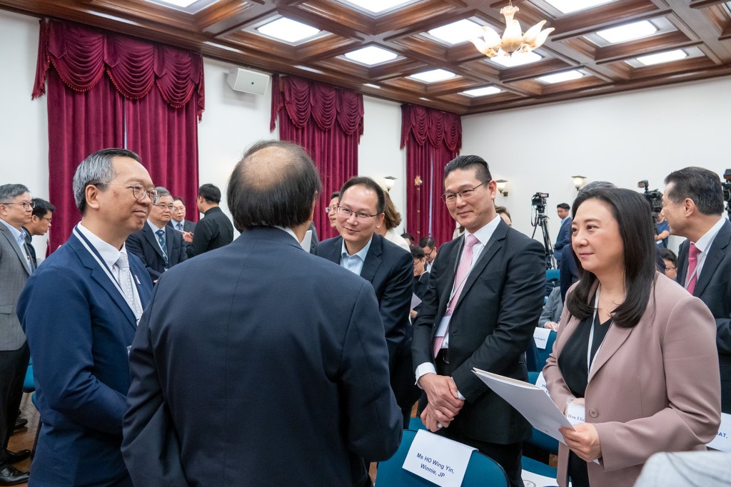 房屋局與香港大學簽署合作備忘錄，就推動公營房屋發展的創新科技研究及應用加強合作。何永賢 Facebook 圖片
