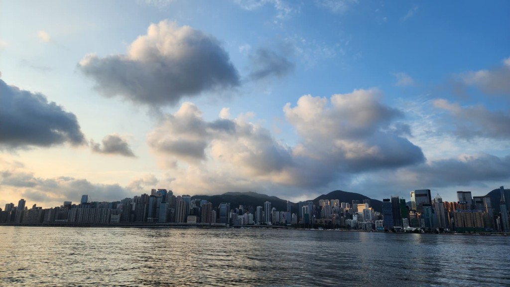 本港地區今日大致多雲，間中有驟雨及狂風雷暴，初時部分地區雨勢較大。黎志偉攝