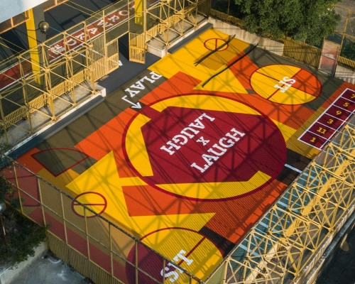 啓業運動場有「空中黃金籠」之稱。