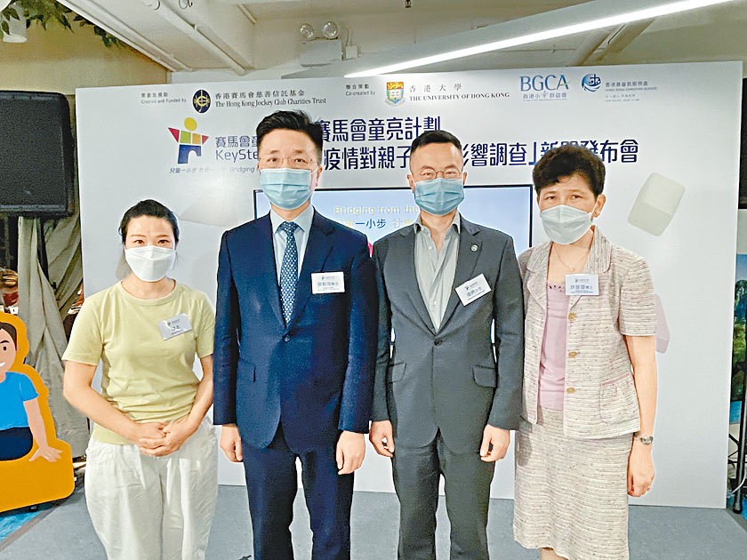 许娜娜（右一）建议，家长和子女一起订立每日时间表，建立良好生活习惯。