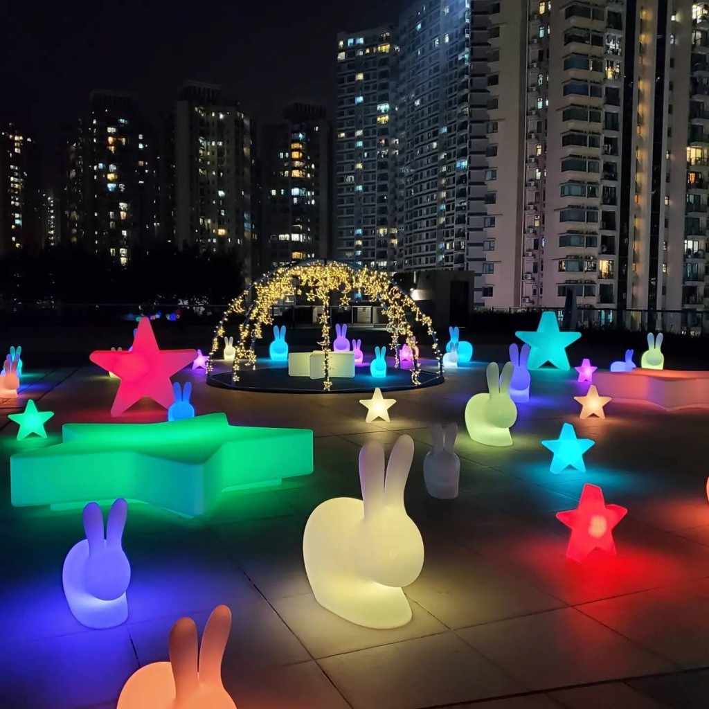 We Go MALL顶层空中花园放满星星及可爱月兔的灯饰。 We Go MALL顶层空中花园放满星星及可爱月兔的灯饰。