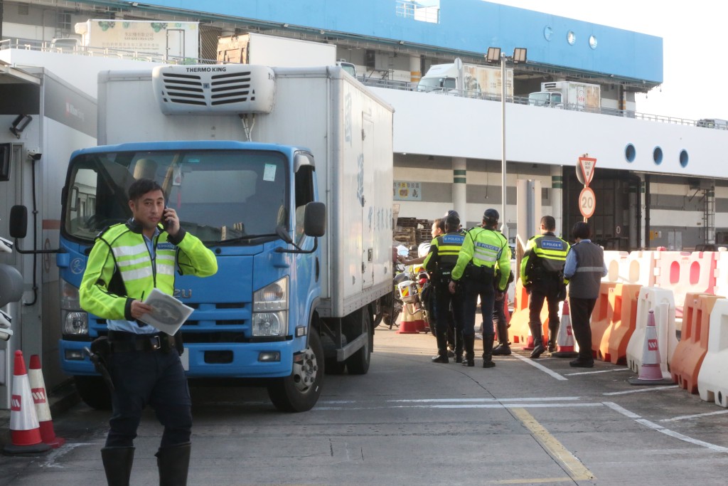 一名男司機於西區副食品批發市場停車場外被貨車撞倒。