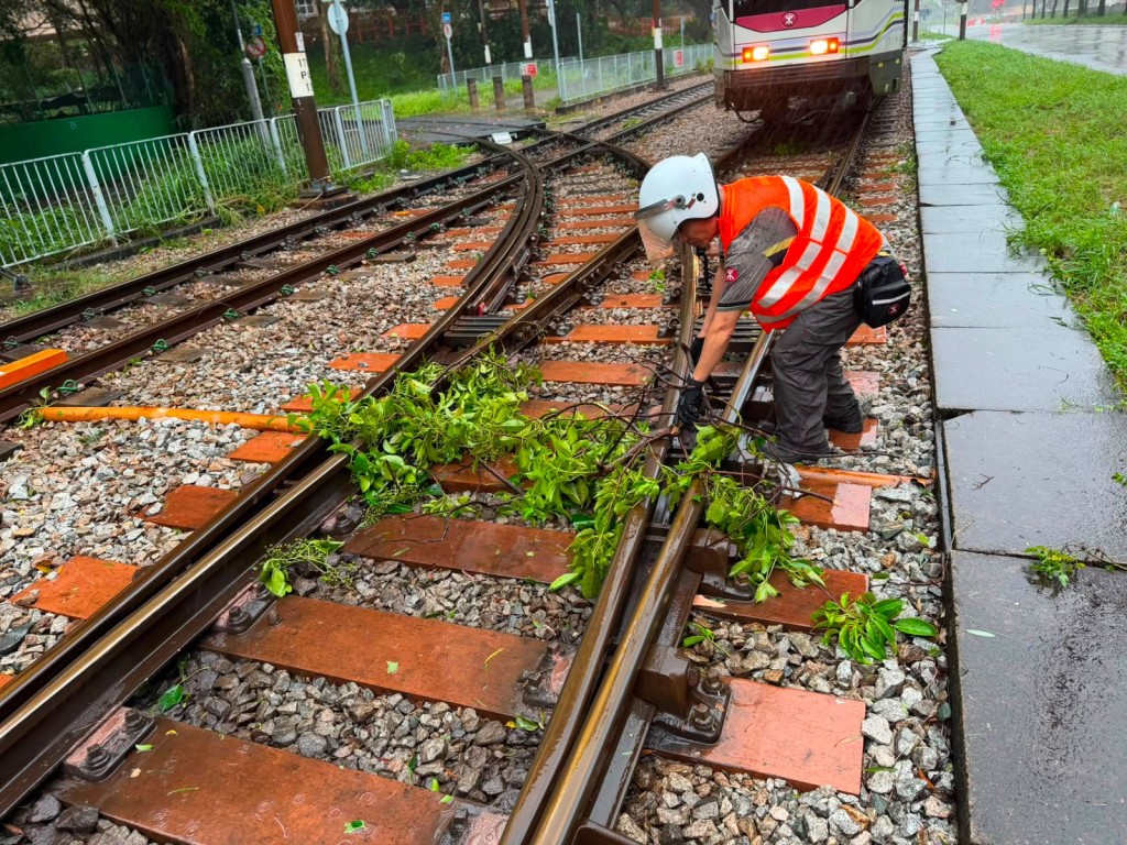 港鐵指,較早前工程團隊在露天段進行檢查及清理,車站職員亦為站內乘客提供協助。港鐵提供 港鐵指,較早前工程團隊在露天段進行檢查及清理,車站職員亦為站內乘客提供協助。港鐵提供