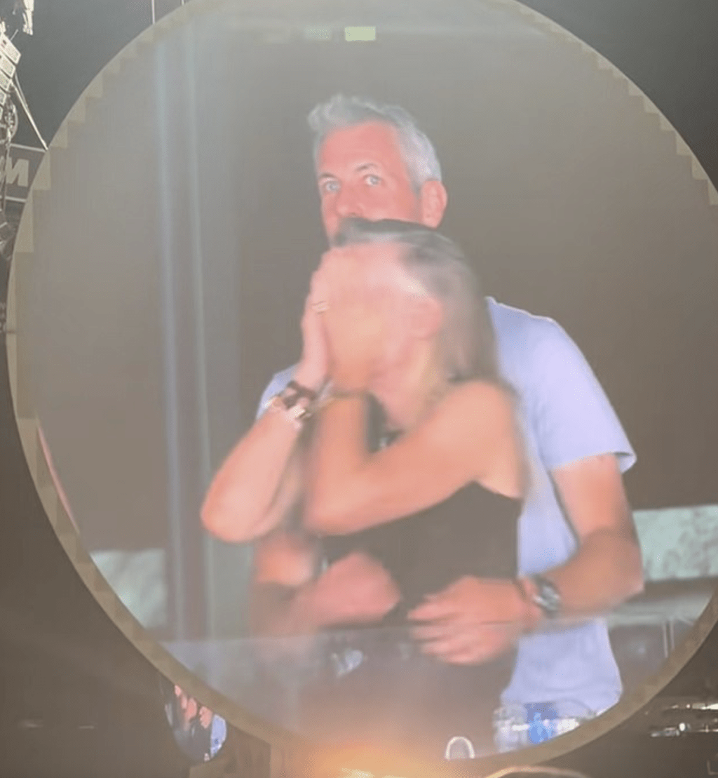 Coldplay 演唱會意外揭發科技公司Astronomer的CEO「偷食」公司人事部女主管,兩名當事人雙雙黯然離職,迎來人生低谷。 Coldplay 演唱會意外揭發科技公司Astronomer的CEO「偷食」公司人事部女主管,兩名當事人雙雙黯然離職,迎來人生低谷。