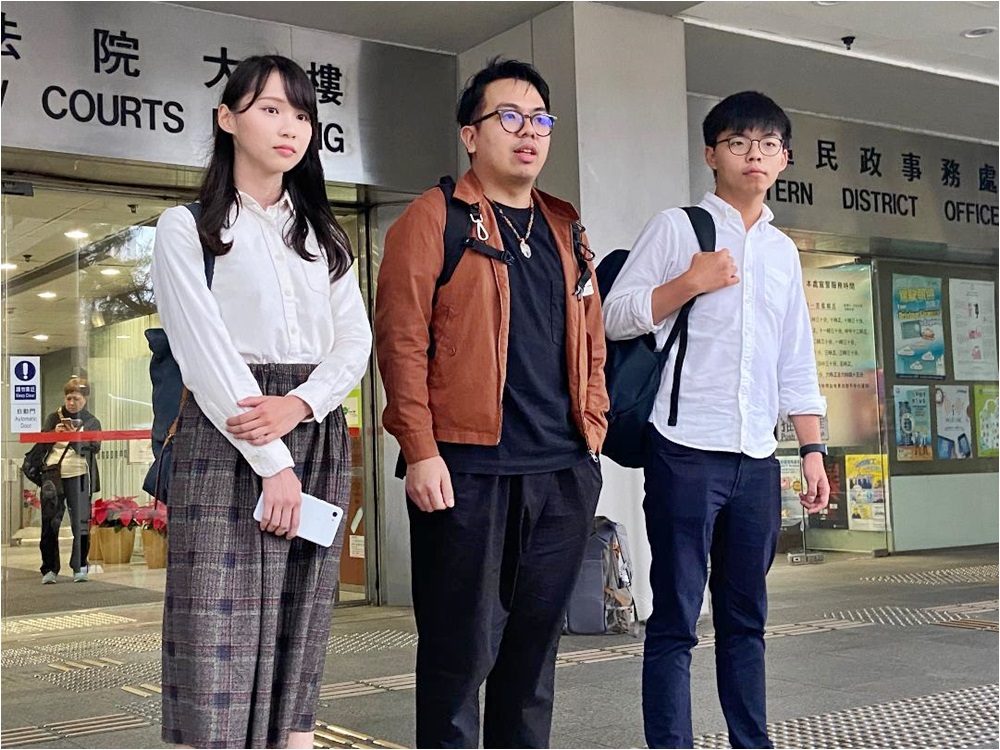 前香港眾志秘書長黃之鋒(右)、主席林朗彥(中)和成員周庭(左)因前年「6.21」包圍警總案,早前分別被判監13.5個月、7個月和10個月。