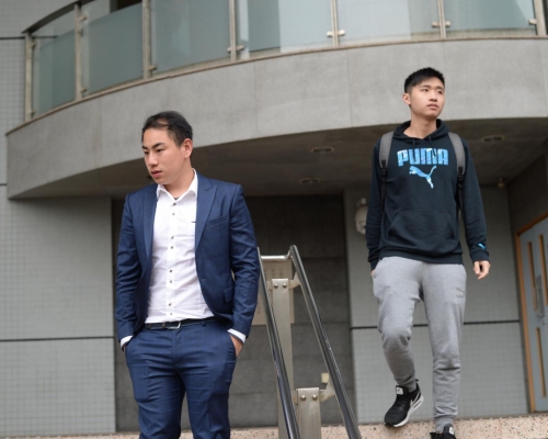 法官将案件押后至5月14日，为索取两人社会服务令报告。涉案被告黄俊伟（左）、张昀浩（右）