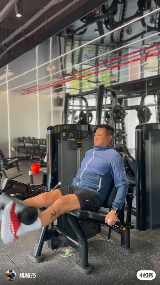 魏骏杰昨日（16日）在小红书分享一条做gym影片，他玩坐姿腿伸机时，凸腩兼表情痛苦。