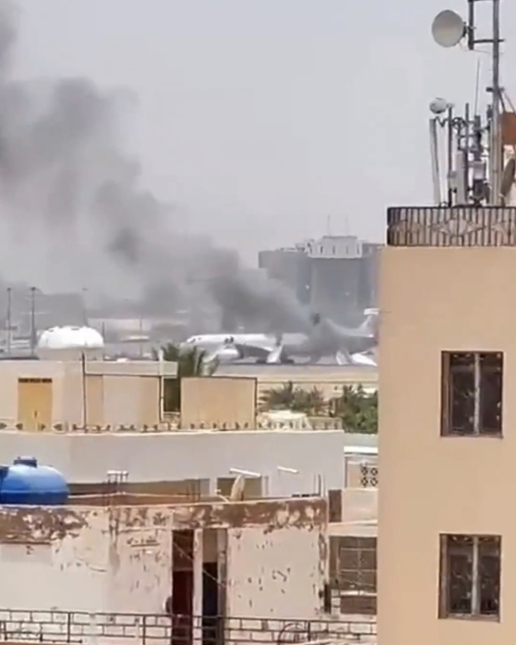 蘇丹首都喀土穆傳戰火，網傳影片顯示機場至少2處客機着火。