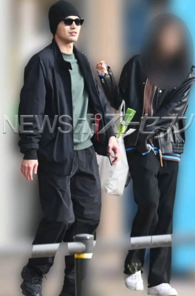 二人採購完畢,便有說有笑地拿着一大袋戰利品離去。 二人採購完畢,便有說有笑地拿着一大袋戰利品離去。