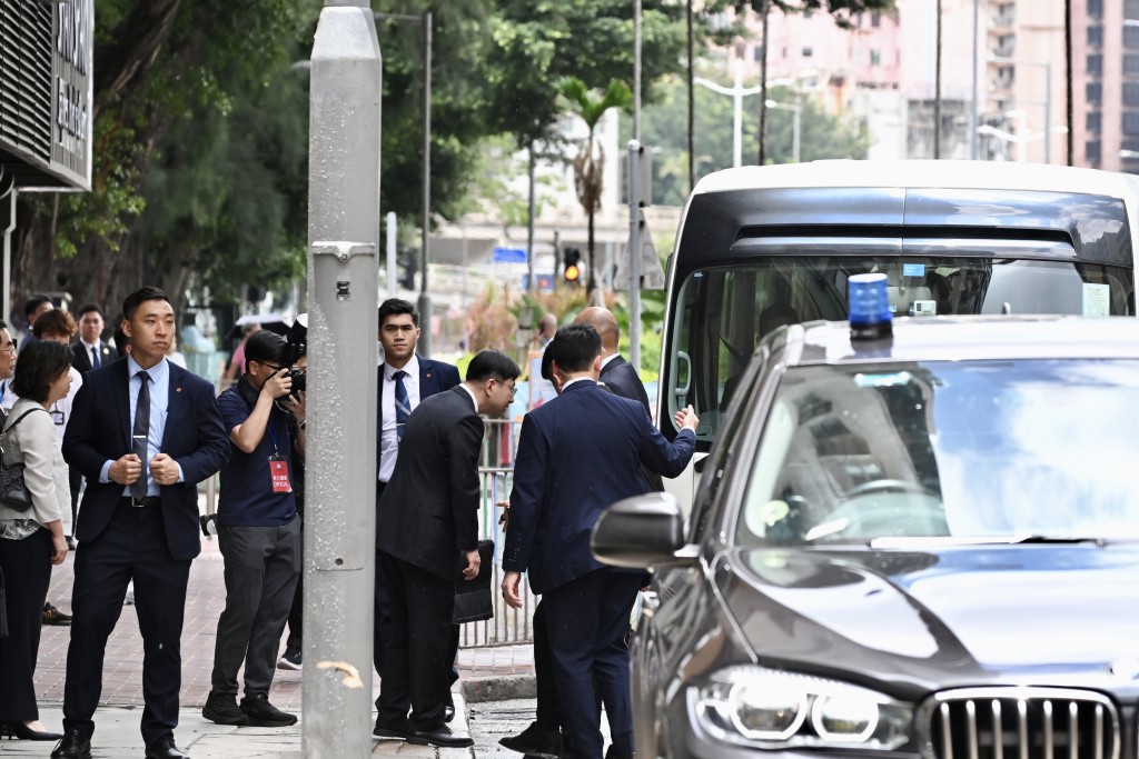 夏寶龍到達土瓜灣社區客廳,勞福局局長孫玉菡在場迎接。劉駿軒攝 夏寶龍到達土瓜灣社區客廳,勞福局局長孫玉菡在場迎接。劉駿軒攝