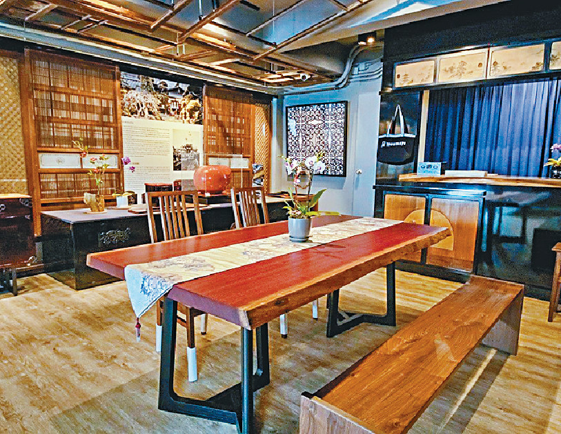 ■門間屋專門店位於跑馬地，展示一系列結合傳統技術與現代設計的全手製木家具。
