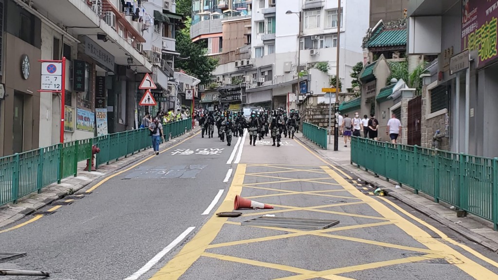 警方清理路障。