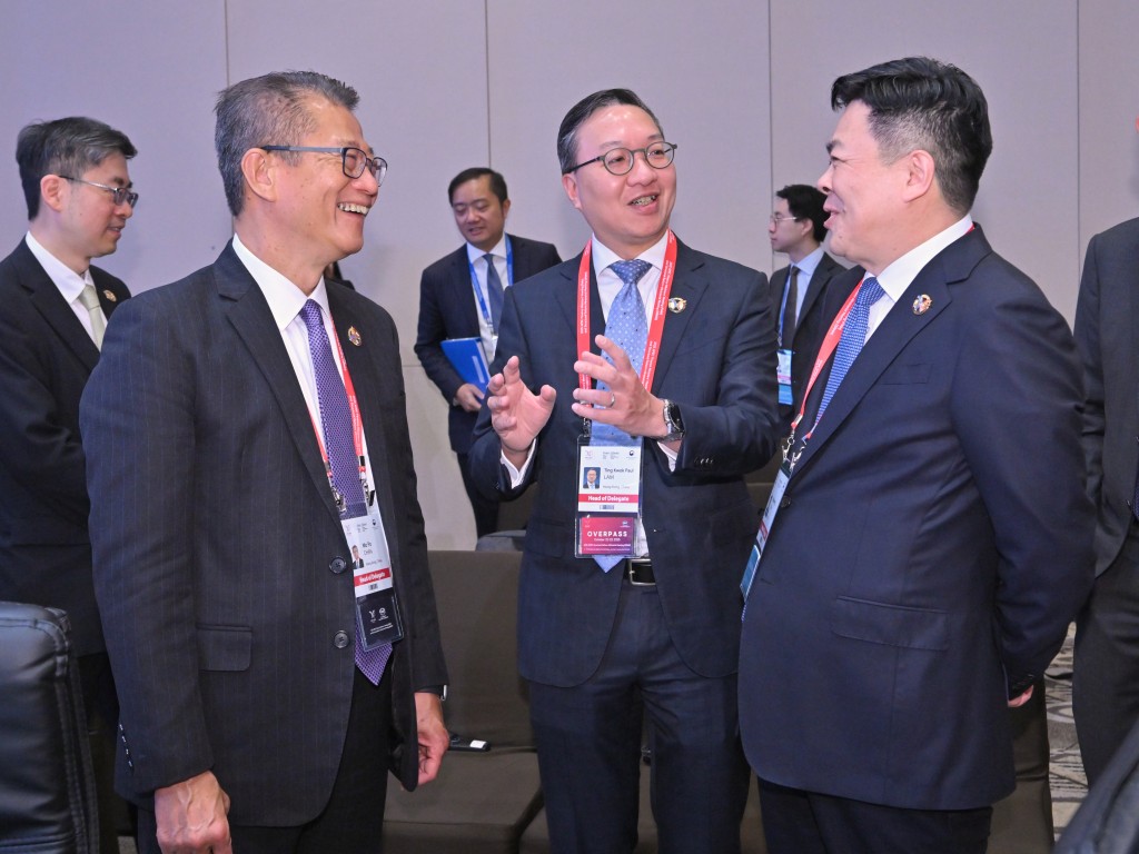 陳茂波(左)與林定國(中)與國家發展和改革委員會副秘書長肖渭明(右)在會議前交談。政府新聞處 陳茂波(左)與林定國(中)與國家發展和改革委員會副秘書長肖渭明(右)在會議前交談。政府新聞處
