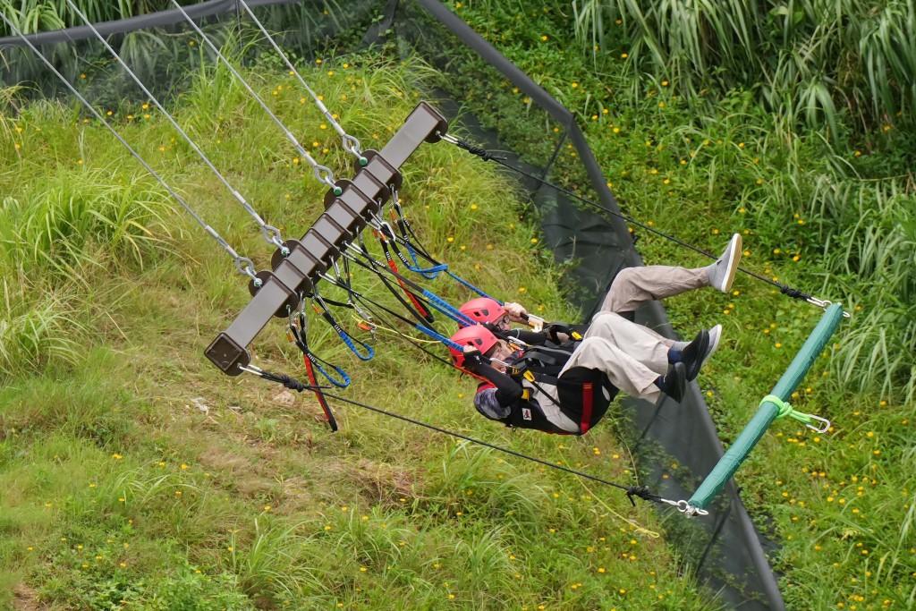公园有高空滑索等设施，但遇上雷暴时很多设施都停摆。 法新社