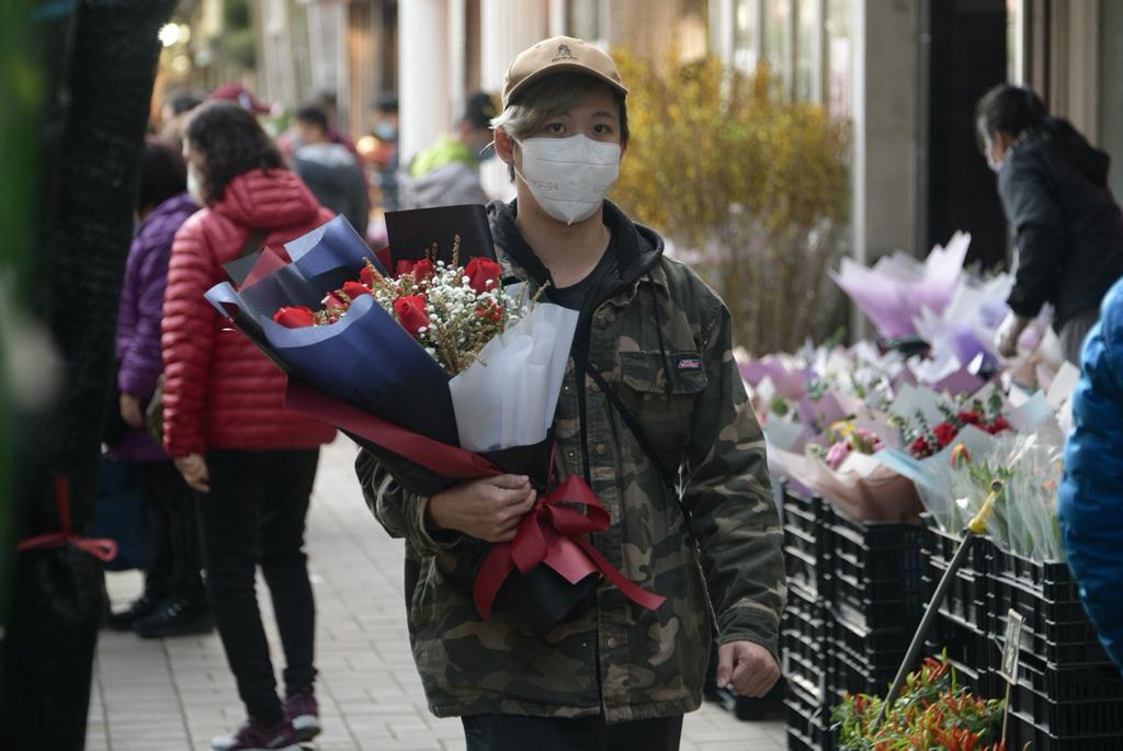 男士到花店選購鮮花送給女友或妻子。