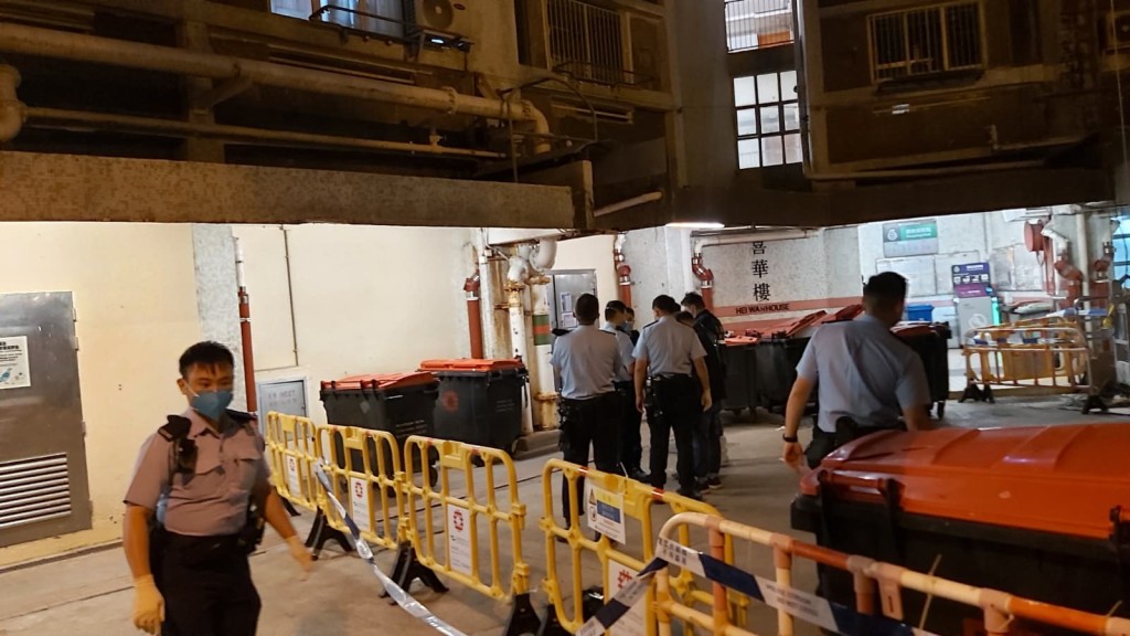 警方於垃圾房內尋找證物。