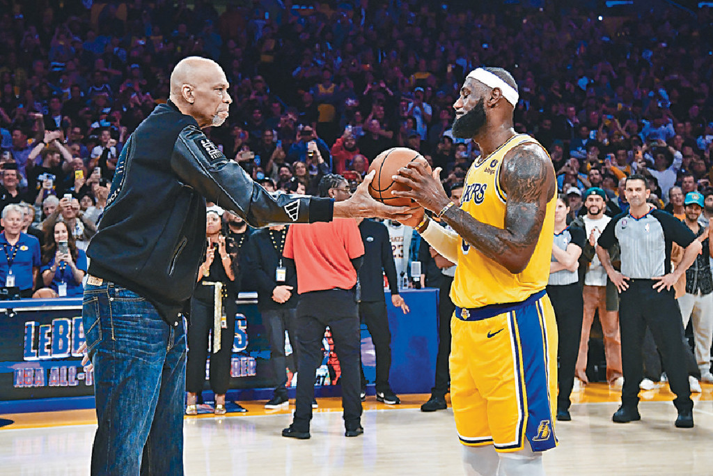 ■前得分紀錄保持者渣巴（左）將籃球交給大帝，正式交棒。