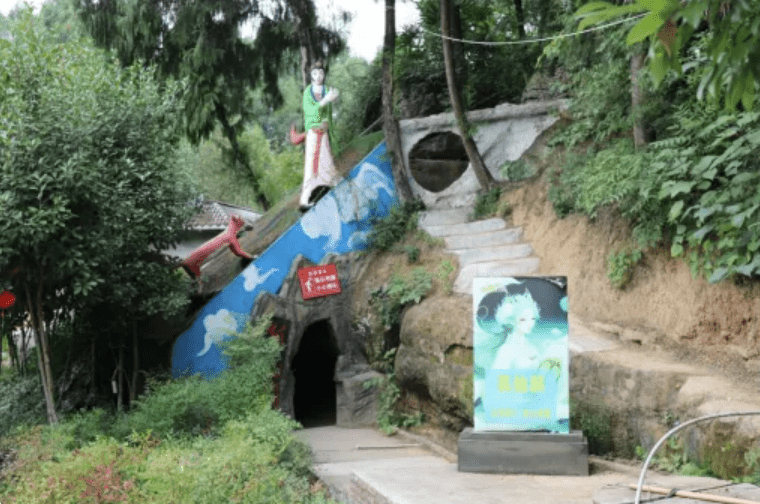 四川大叔花16年耗¥2千万打造“忆西游”主题公园，魔性雕塑惹追捧。21世纪经济网/腾讯网