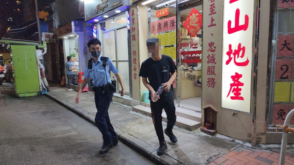 記者向一名疑為地產公司的男職員查詢,對方拒絕回應。 記者向一名疑為地產公司的男職員查詢,對方拒絕回應。