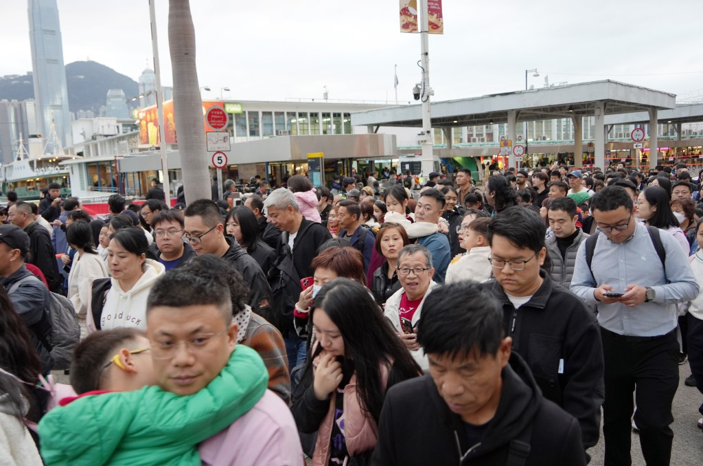 市民及遊客獲安排分批進入海傍範圍。