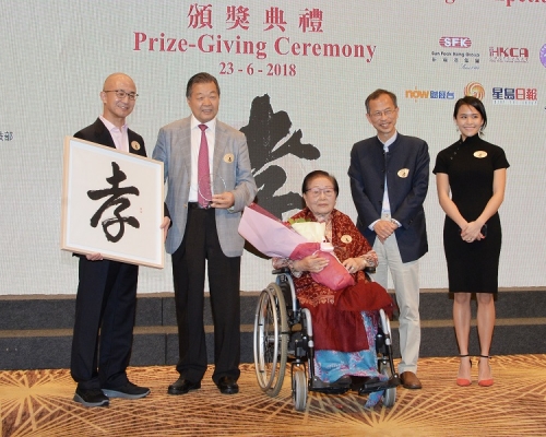 羅老太(中)似有所指地說:「孝是最好的，自己孝順呢，將來子孫就好。」