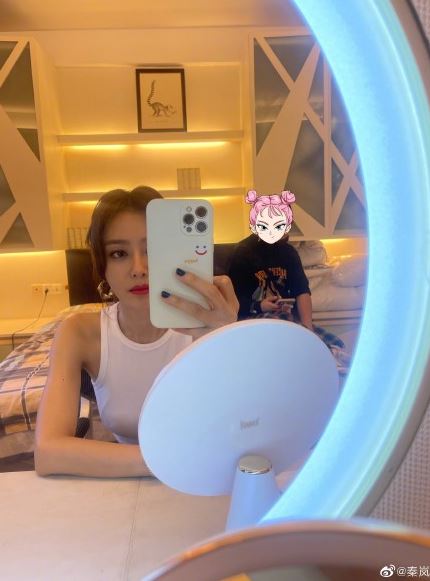 穿上緊身白背心的她，被網友指右胸疑似激凸。