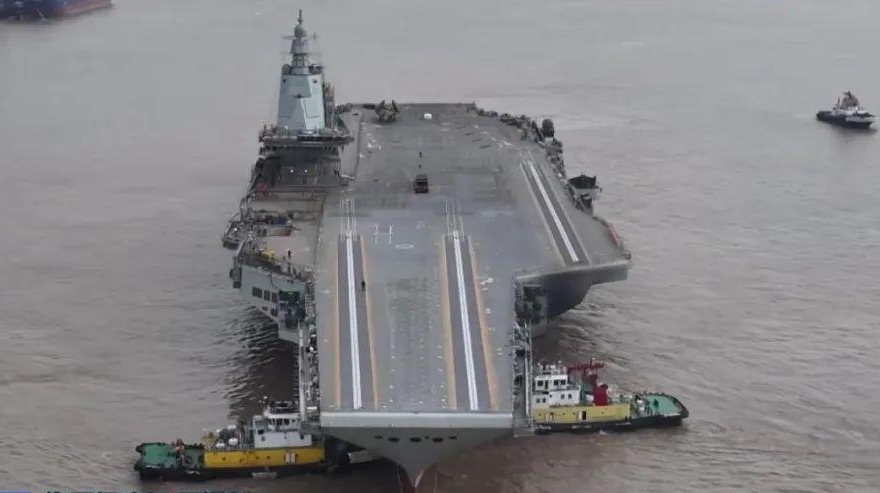 「福建舰」满排约８万吨，是中国自己研发制造的电磁弹射航母。