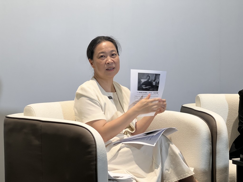 中國美協副主席、廣東省美協主席林藍表示,今次展覽是以一個時間廊的概念展示。 中國美協副主席、廣東省美協主席林藍表示,今次展覽是以一個時間廊的概念展示。