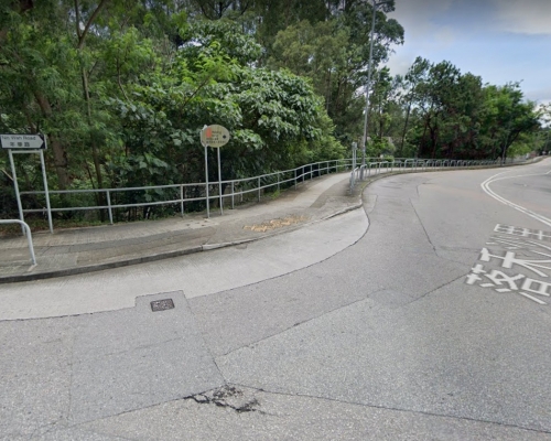 有工人於馬鞍山年華路及落禾沙里交界進行挖掘路面工程，引致一煤氣喉管損毀及有氣體洩漏。google圖片