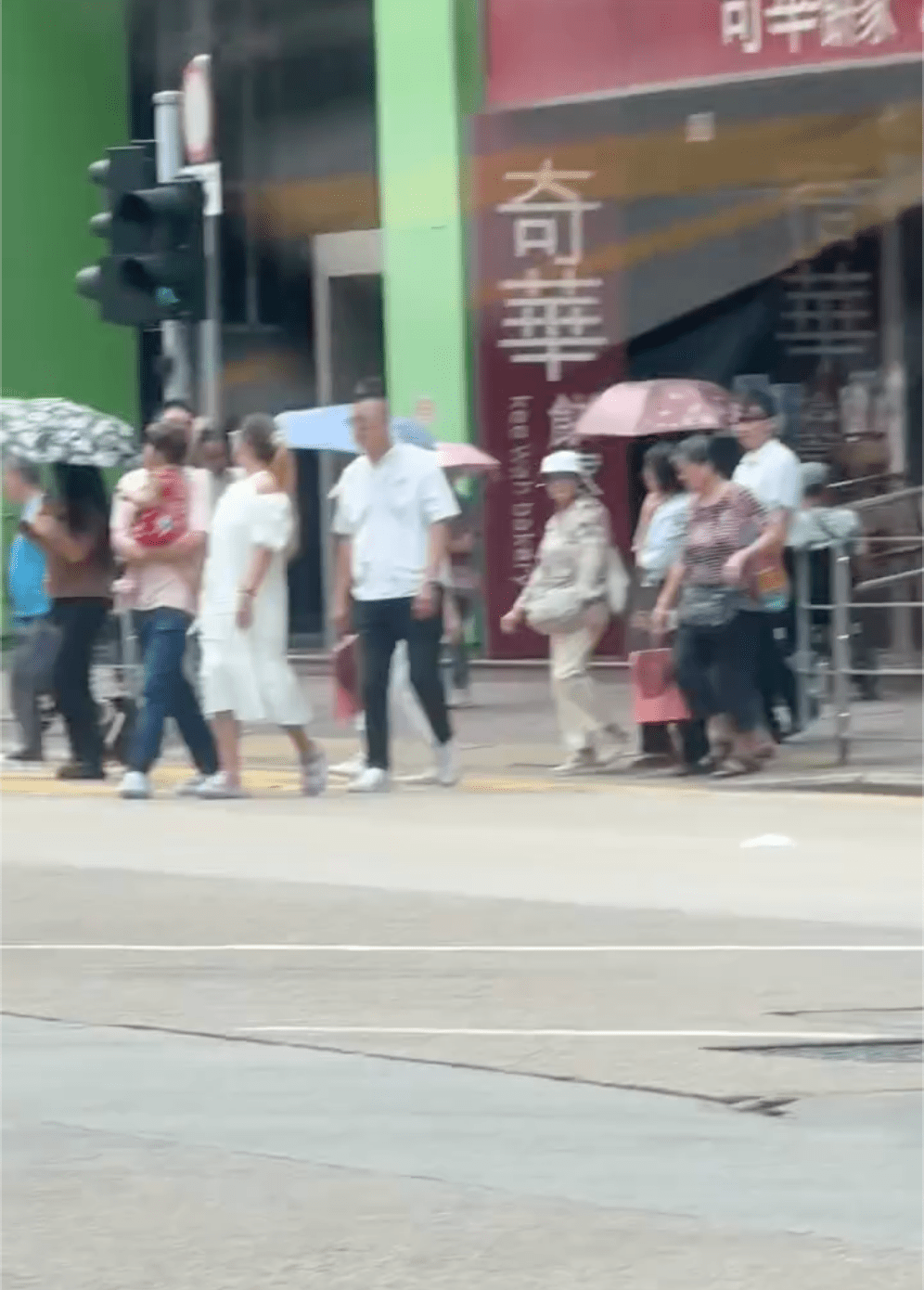 西九龍中心外有多名途人正橫過馬路。Facebook 車cam L(香港群組)影片截圖 西九龍中心外有多名途人正橫過馬路。Facebook 車cam L(香港群組)影片截圖
