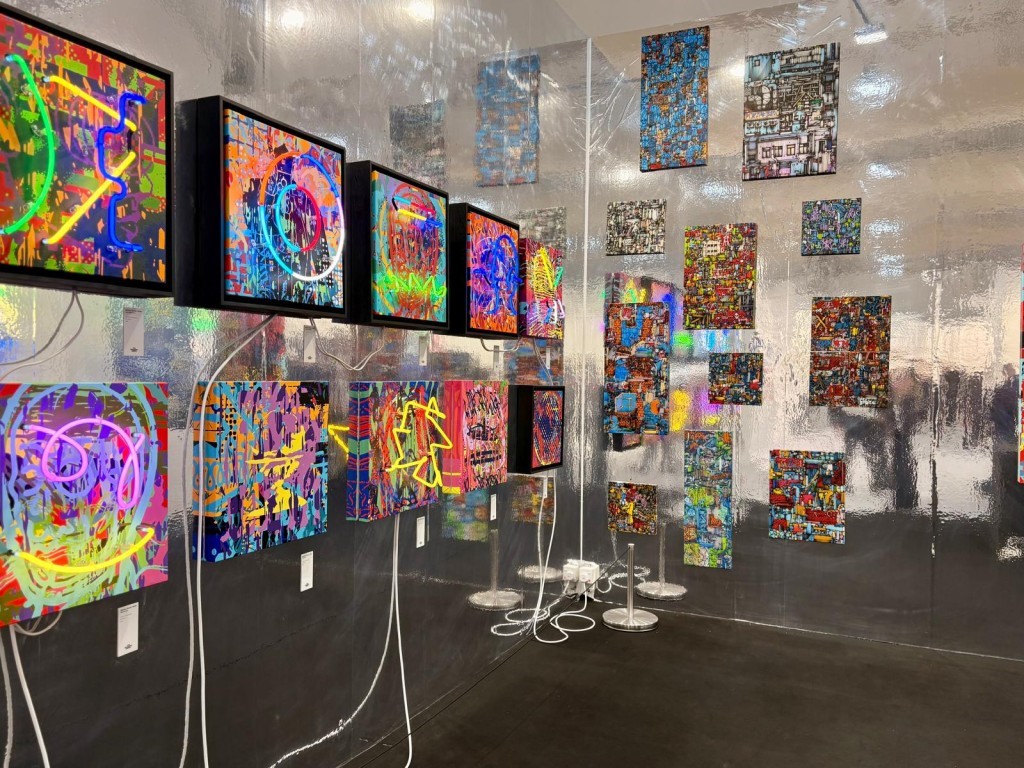 兩地藝術家在上月舉行的Art Central携手合作，融合捷克壁畫與香港霓虹元素。