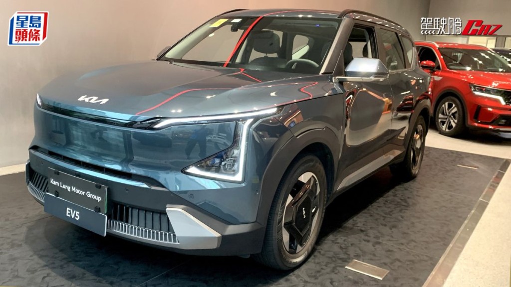 起亞KIA EV5純電動SUV首輛左軚樣辦車到港，並於九龍灣專店率先公開預展，售價及詳情有待隨後公布。