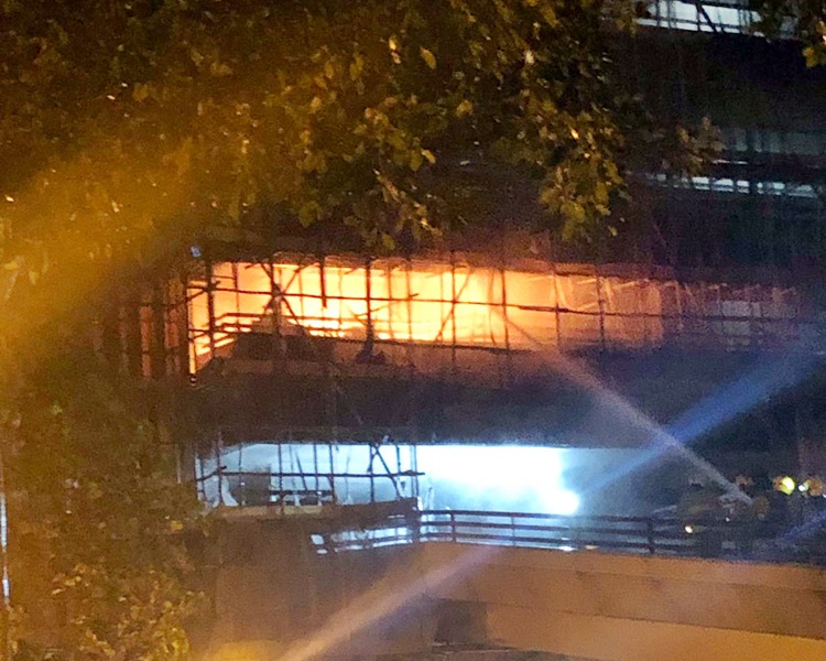 現場起火冒出濃煙並傳出爆炸聲。讀者提供