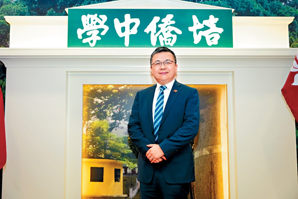 新任选委界立法会议员伍焕杰表示，参政是希望运用自身经验为香港做事。