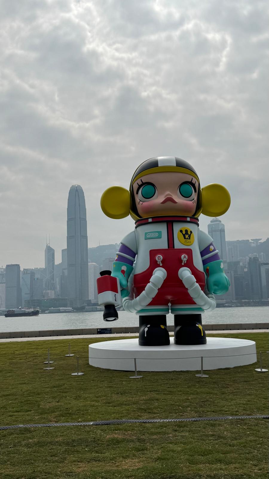 6米高的SPACE MOLLY雕塑，有維港景色做background。（圖片來源：《親子王》）