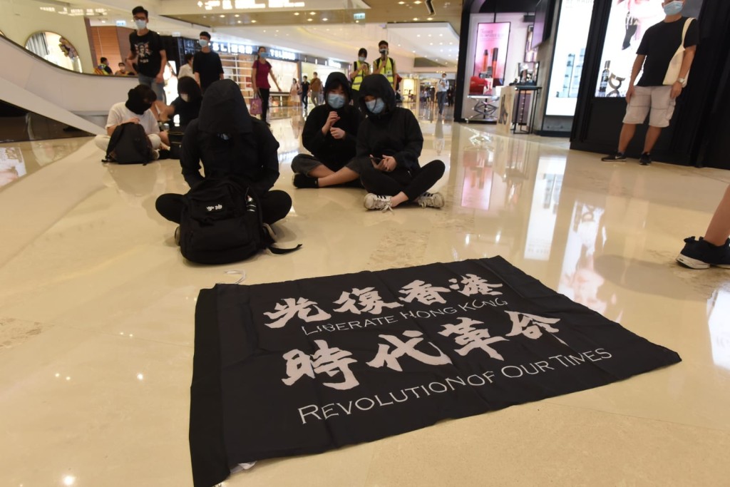 數十名身穿黑衣人士在YOHO MALL靜坐。