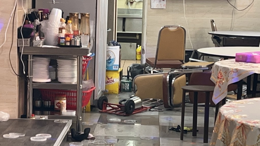 事发的菜馆内一片凌乱。蔡楚辉摄